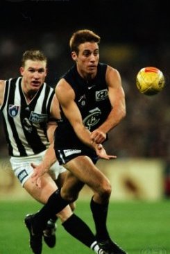 1998 Rd 6 - Damien Lock fires off a handball.