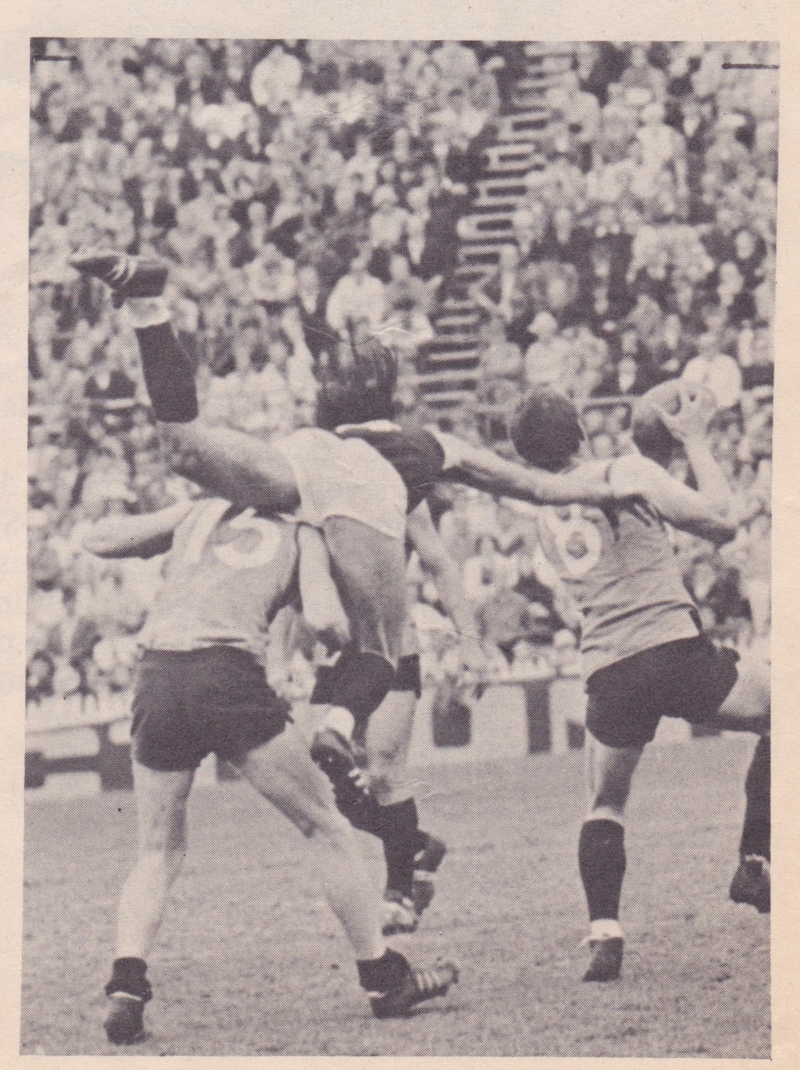 1970 - Carlton vs Sturt; Doull flies over Friedrichs.