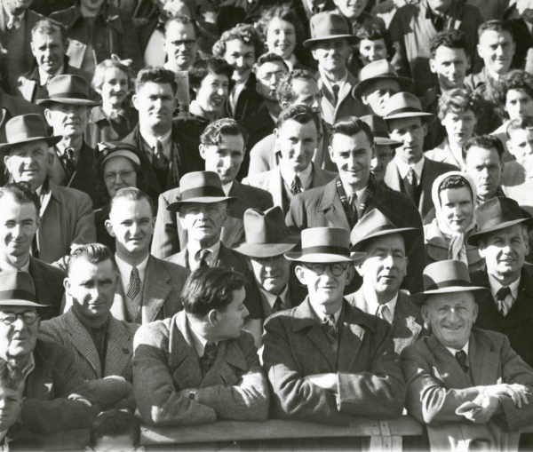 1952 Rd 14 - Crowd at Lakeside Oval (Sth Vs Carl).