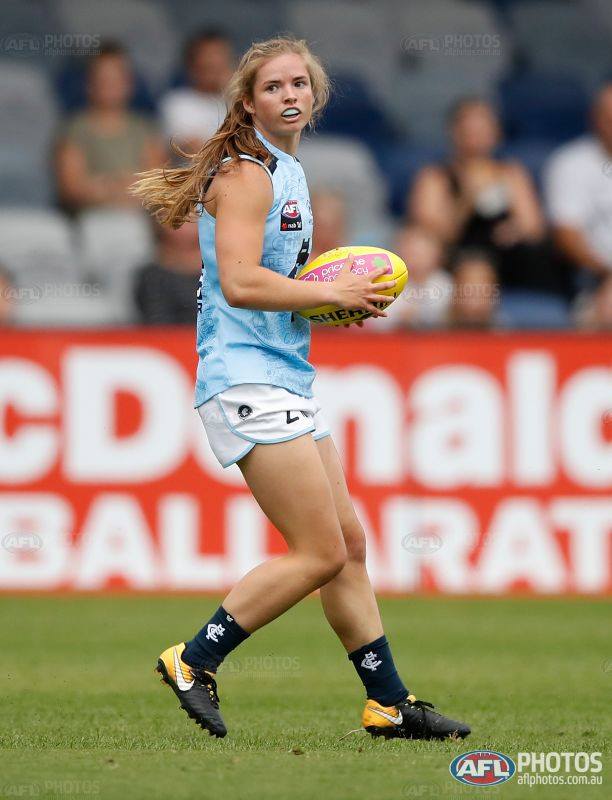 2018 - AFLW Practice Match; Reni Hicks looks for options.